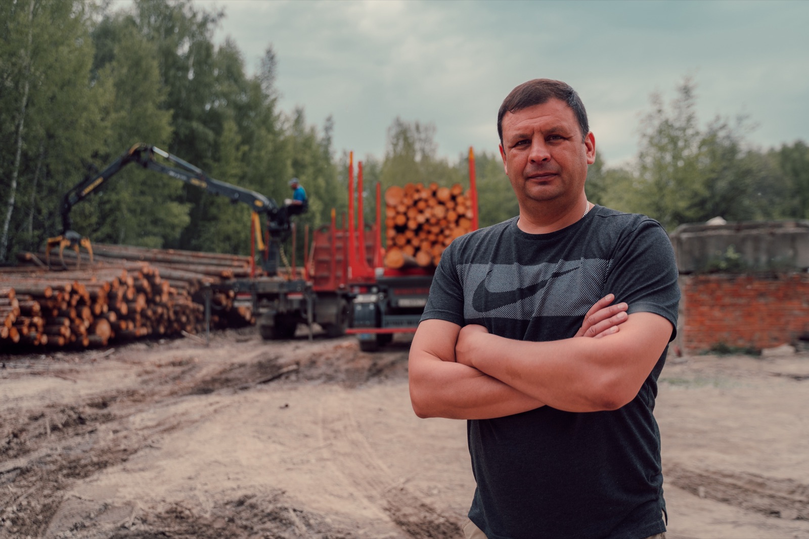 Выгрузка леса на базе